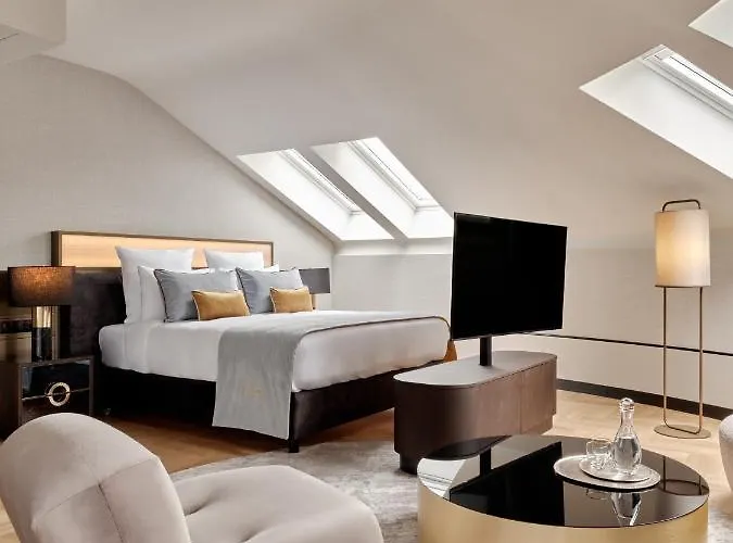 The Crown Center - Handwritten Collection Accor 4*